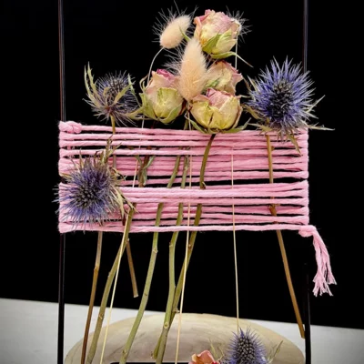 Frame met roze droogbloemen